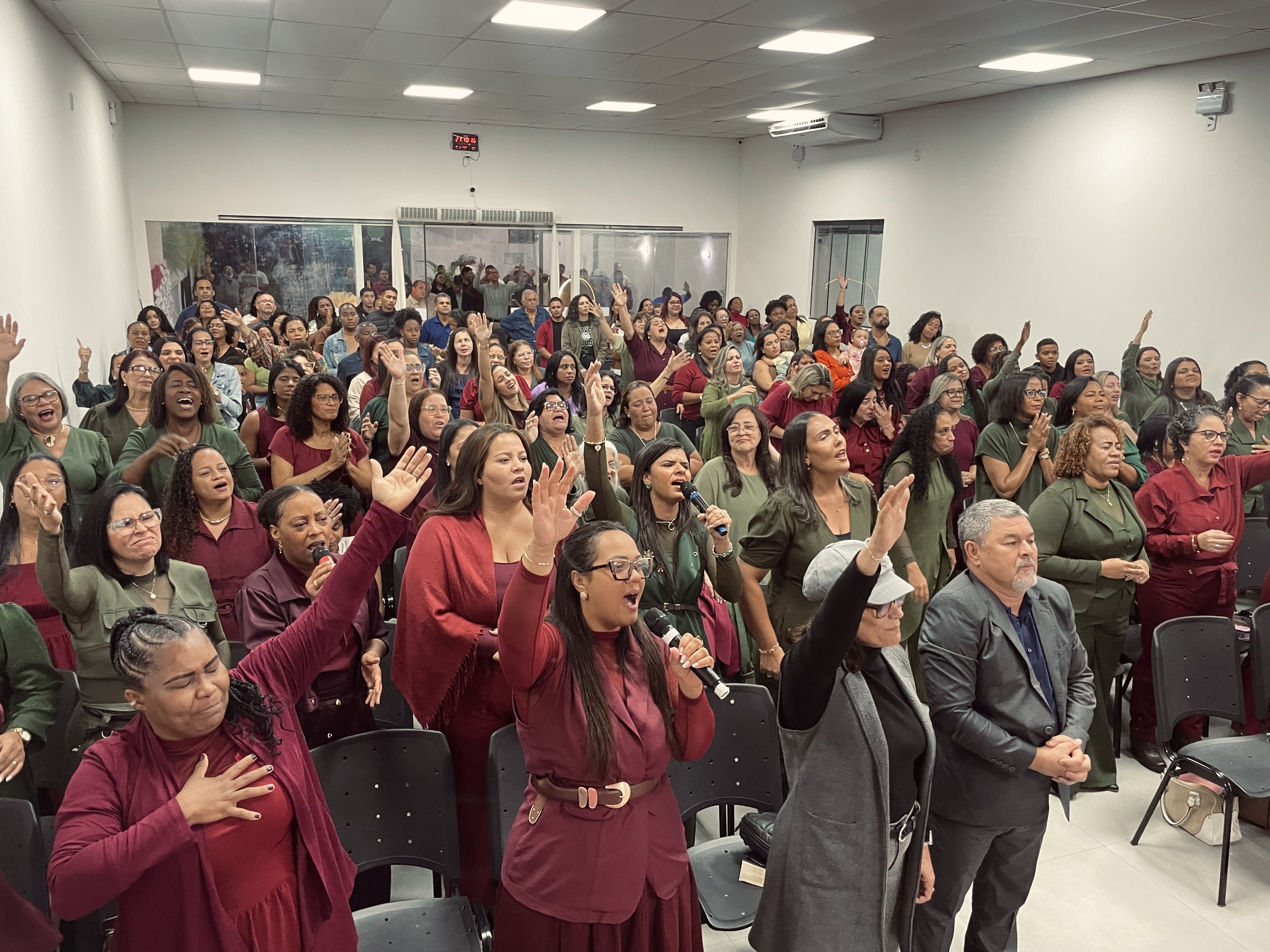 Culto de Adoração na ICCLA - Comunidade reunida
