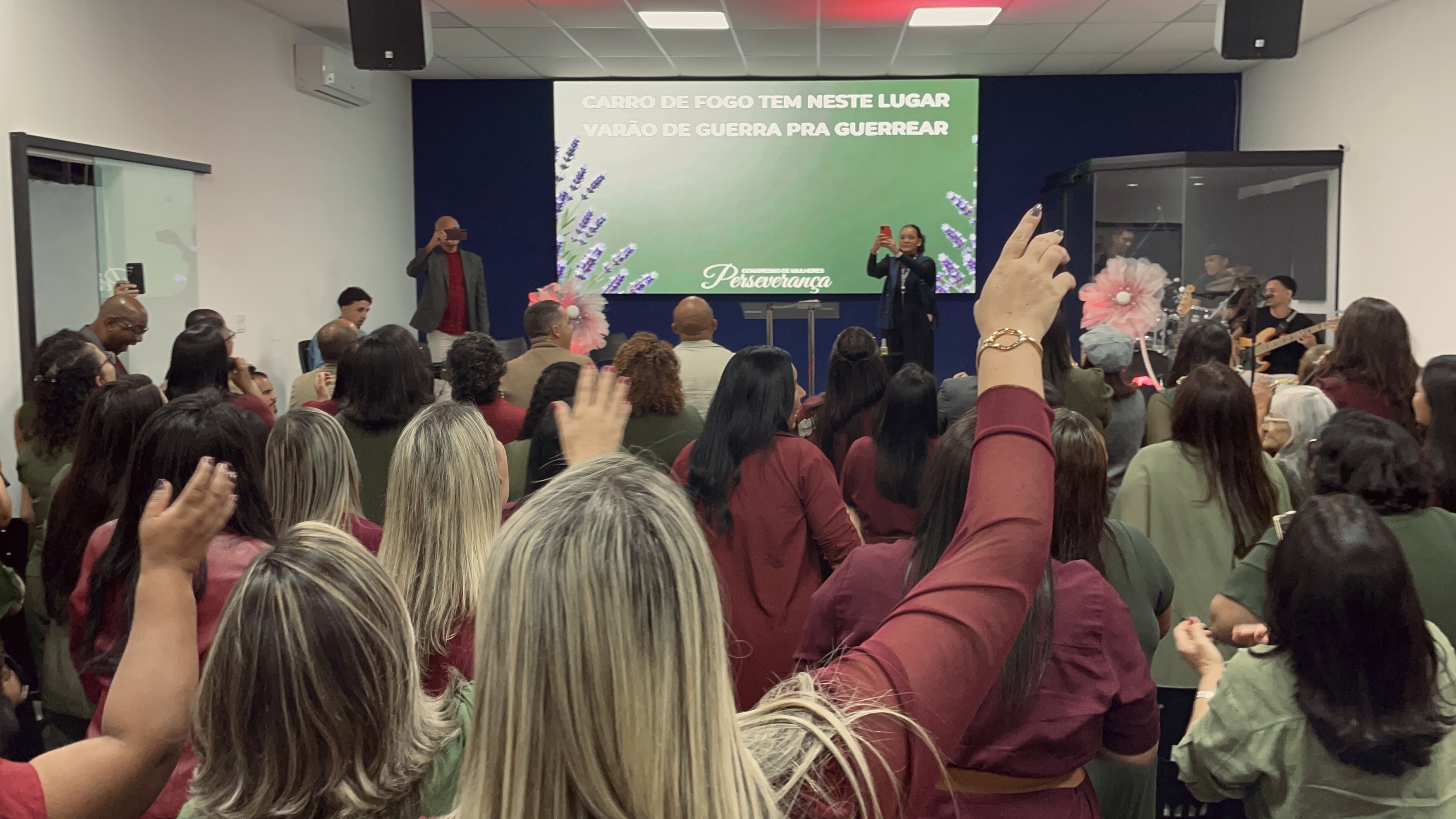 Membros louvando a Deus na ICCLA